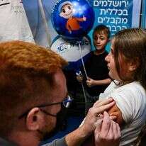 ילדים ישראלים מתחסנים נגד קורונה. | AFP