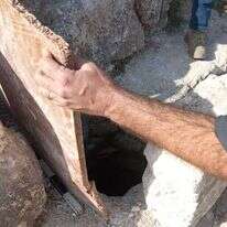 הפיר שנחשף לאחר שהשודדים עקרו את המושבים. קרדיט | מרכז סיור ולימוד שומרון