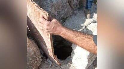 הפיר שנחשף לאחר שהשודדים עקרו את המושבים. קרדיט | מרכז סיור ולימוד שומרון