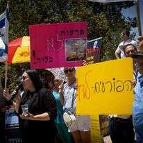 תושבי לוד מפגינים נגד האלימות הגואה. | יונתן זינדל/פלאש90