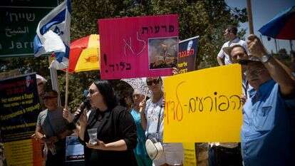 תושבי לוד מפגינים נגד האלימות הגואה. | יונתן זינדל/פלאש90 תושבי לוד מפגינים נגד האלימות הגואה. | יונתן זינדל/פלאש90