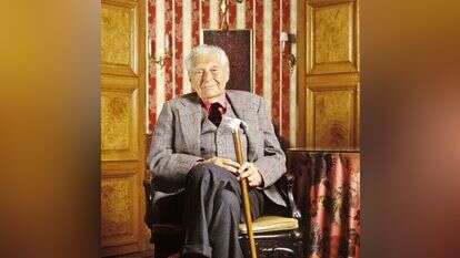 כאילו פתחנו בטעות דלת בזמן ונחתנו במאה ה־ 19 . הסופר גרגור פון רצורי, 1996. | גטי אימג'ס