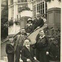 יהודים נושלו ממרחבים שהגדירו את זהותם ואת שגרת חייהם הבורגנית. משפחה יהודית ליד בית המלון שבבעלותם, המבורג 1929. | יד ושם, ארכיון תצלומים, 9868/11