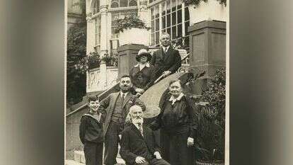 יהודים נושלו ממרחבים שהגדירו את זהותם ואת שגרת חייהם הבורגנית. משפחה יהודית ליד בית המלון שבבעלותם, המבורג 1929. | יד ושם, ארכיון תצלומים, 9868/11 יהודים נושלו ממרחבים שהגדירו את זהותם ואת שגרת חייהם הבורגנית. משפחה יהודית ליד בית המלון שבבעלותם, המבורג 1929. | יד ושם, ארכיון תצלומים, 9868/11