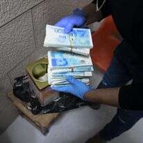 כסף שנתפס בפשיטת המשטרה בנצרת. | דוברות המשטרה