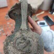 מהפריטים שנמצאו ברכב. | דובורת המשטרה