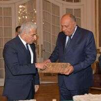 יאיר לפיד מעביר לסאמח שוכרי את העתיקות. | שלומי אמסלם