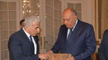 יאיר לפיד מעביר לסאמח שוכרי את העתיקות. | שלומי אמסלם