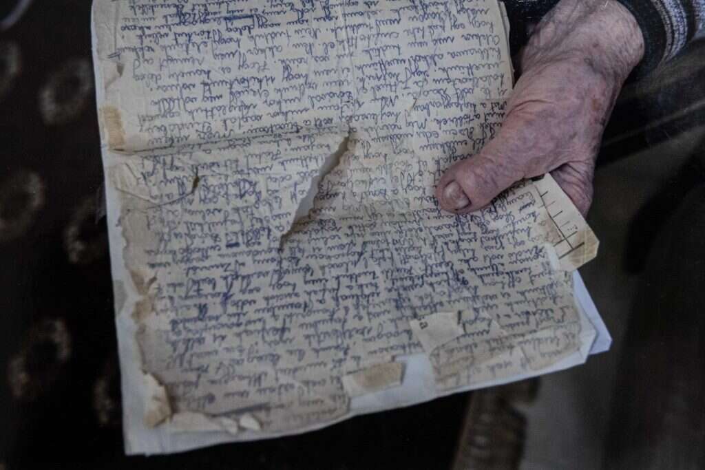 "ברכבת ניסיתי לכתוב כמה מילים אבל לא יכולתי. לא היה מקום ולא היה כוח". דפי היומן. למטה: יהודים יורדים מהרכבת באושוויץ־בירקנאו, יוני 1944. | יונתן זינדל, פלאש 90