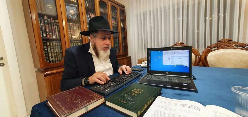 מקלדת חיצונית ופקודות קול. גינדי והמחשב. | אסף גיבור