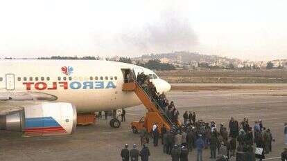 עולים מרוסיה בשדה תעופה עטרות, 1993. | אבי אוחיון, לע"מ עולים מרוסיה בשדה תעופה עטרות, 1993. | אבי אוחיון, לע"מ