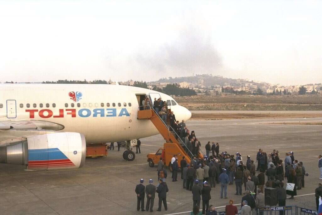 עולים מרוסיה בשדה תעופה עטרות, 1993. | אבי אוחיון, לע"מ