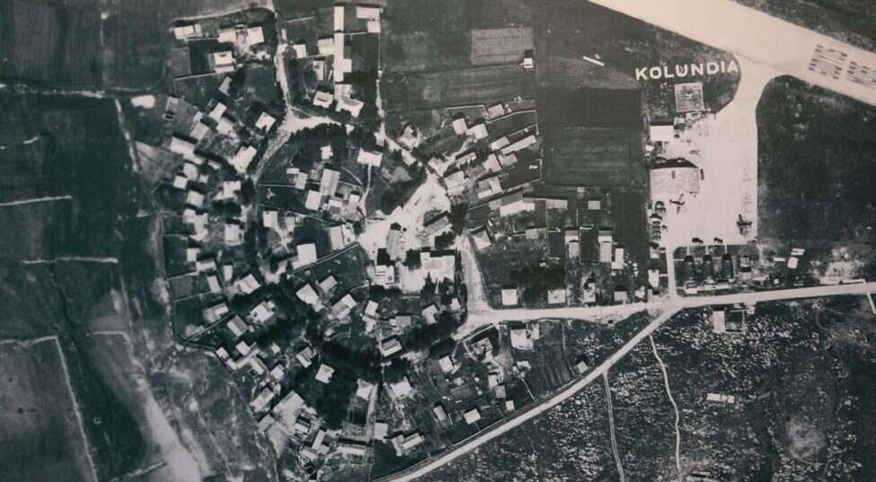 היישוב הראשון בהר. | אווירי של עטרות לצד שדה התעופה.