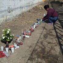 מדליקים נרות זיכרון בזירת התאונה. | AFP