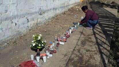 מדליקים נרות זיכרון בזירת התאונה. | AFP