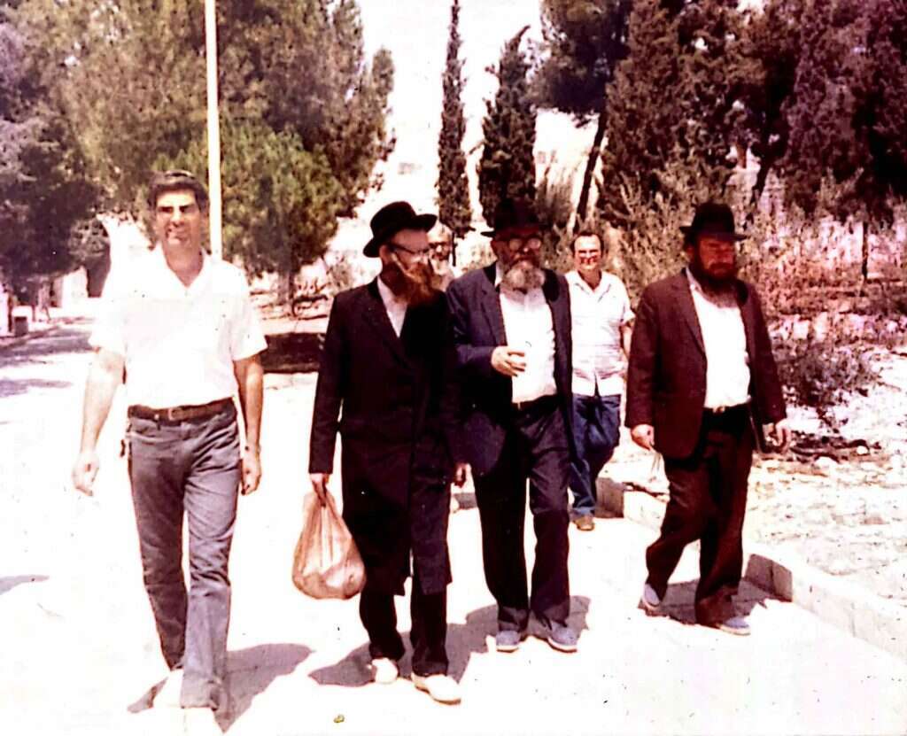 קיץ 1986 ,הר הבית: משמאל - הרב אברהם אייזיקס. מימינו הרב יוסף אלבוים ומימינו הרב יהודה עמיטל. | באדיבות המשפחה קיץ 1986 ,הר הבית: משמאל - הרב אברהם אייזיקס. מימינו הרב יוסף אלבוים ומימינו הרב יהודה עמיטל. | באדיבות המשפחה