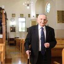 אהרון וייס בבית הכנסת, ביתו השני. | מנחם קאליש