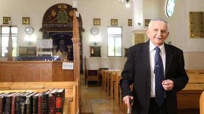 אהרון וייס בבית הכנסת, ביתו השני. | מנחם קאליש