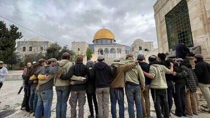 1679 יהודים עלו להר במהלך חג החנוכה, קפיצה ניכרת לעומת נתוני השנים הקודמות. לשם השוואה, בשנה שעברה עלו ההרה 884
יהודים במהלך חנוכה, ולפני שנתיים, בטרם קורונה, עלו להר בחג הזה 1205 יהודים. | יהודה לוי, כולל דרישת ציון