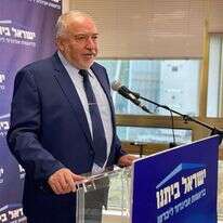 שר האוצר אביגדור ליברמן בפתח ישיבת הסיעה