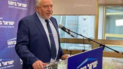 שר האוצר אביגדור ליברמן בפתח ישיבת הסיעה