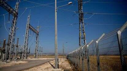 עמודי חשמל. | מרים אלסטר, פלאש 90