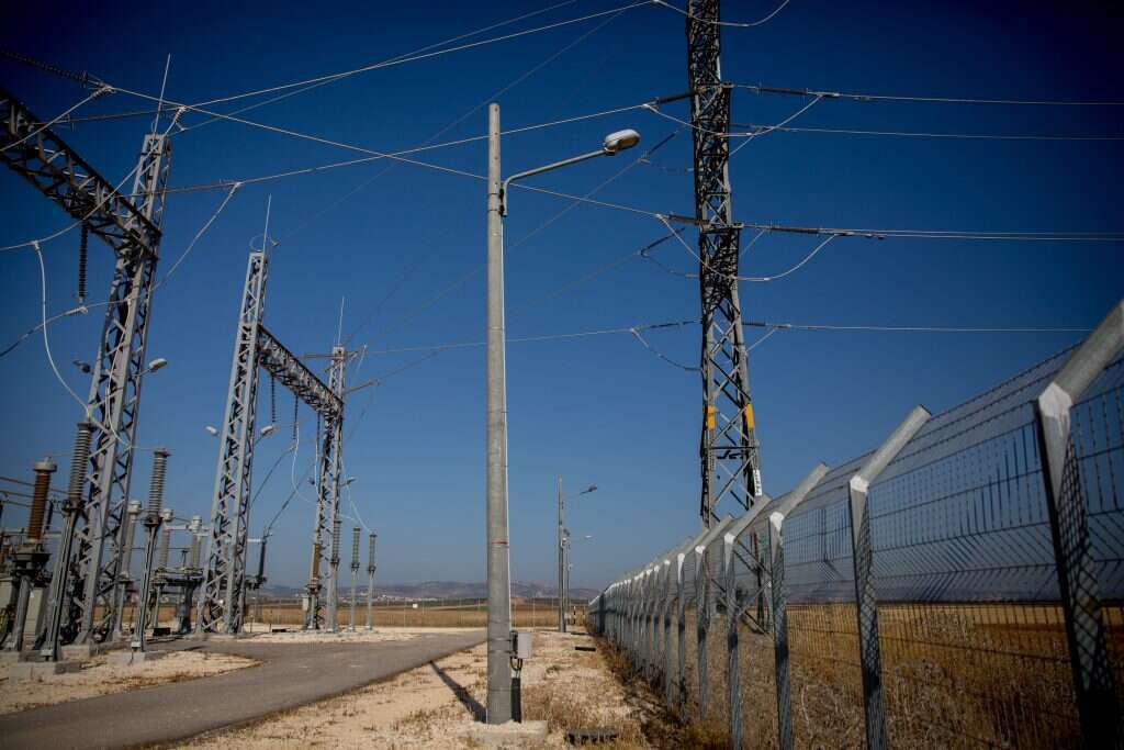 עמודי חשמל. | מרים אלסטר, פלאש 90