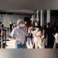 תושבי קלדוניה החדשה ממתינים מחוץ לקלפי. | AFP