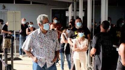 תושבי קלדוניה החדשה ממתינים מחוץ לקלפי. | AFP