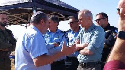 יוחאי דמרי ראש המועצה האזורית הר חברון מפתיע את השר בר-לב באמצע סיור באביגיל יוחאי דמרי ראש המועצה האזורית הר חברון מפתיע את השר בר-לב באמצע סיור באביגיל