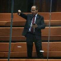 חבר הכנסת ניר ברקת מצביע מיציע המבודדים. | נועם מושקוביץ, דוברות הכנסת