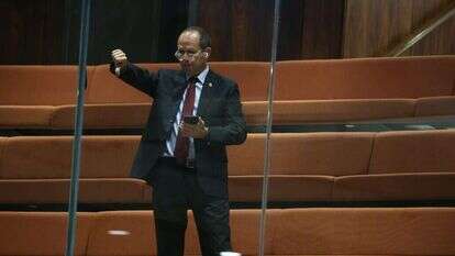 חבר הכנסת ניר ברקת מצביע מיציע המבודדים. | נועם מושקוביץ, דוברות הכנסת