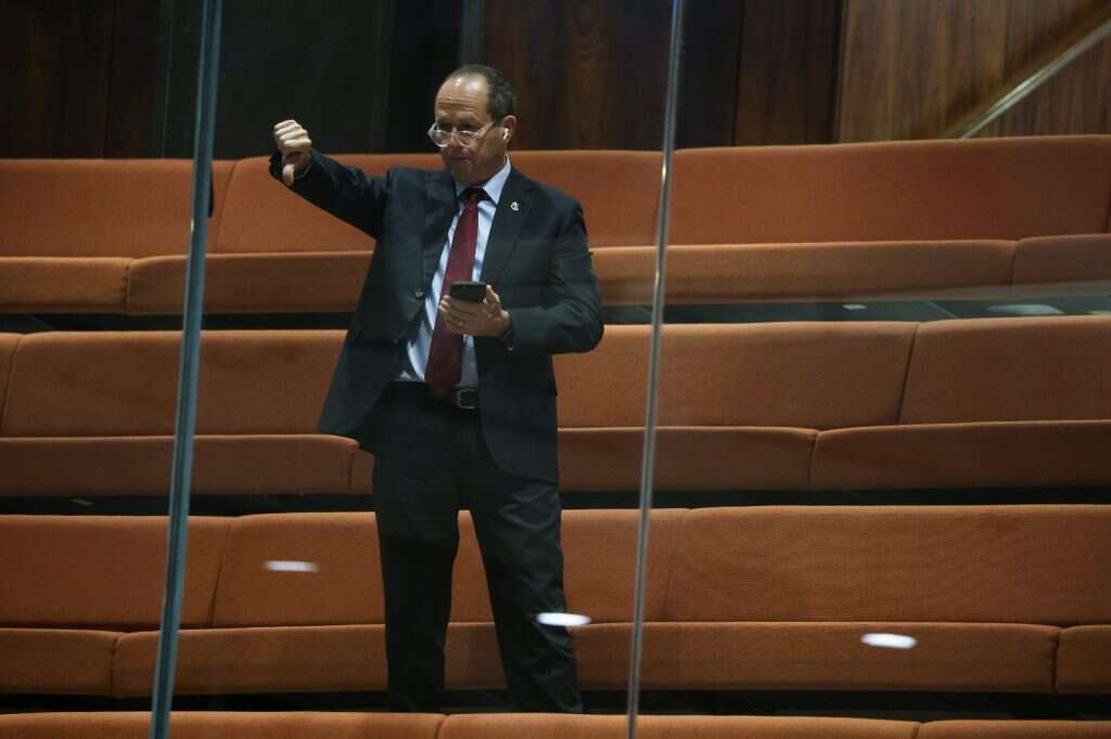 חבר הכנסת ניר ברקת מצביע מיציע המבודדים. | נועם מושקוביץ, דוברות הכנסת