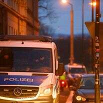 המשטרה הגרמנית פושטת על אחד האתרים החשודים. | AP