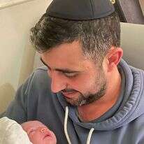 ישי ריבו עם ביתו החדשה. | שערי צדק