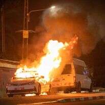 ניידת בוערת במהלך פרעות שומר החומות בלוד. | יוסי אלוני/פלאש90