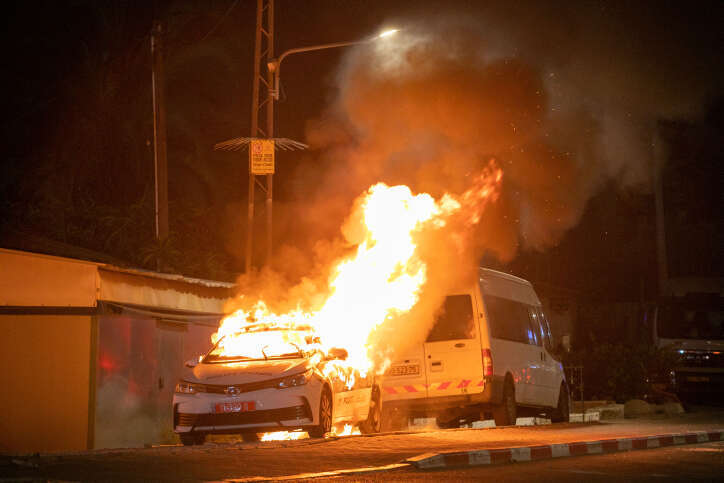 ניידת בוערת במהלך פרעות שומר החומות בלוד. | יוסי אלוני/פלאש90