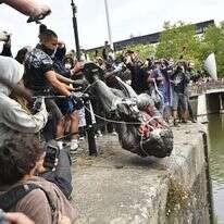 מנסים לשכנע שכל הדמוקרטיות המערביות גזעניות ביסודן. מפגינים זורקים לנהר פסל של סוחר העבדים אדוארד קולסטון בבריסטול, אנגליה, 2020. | AP