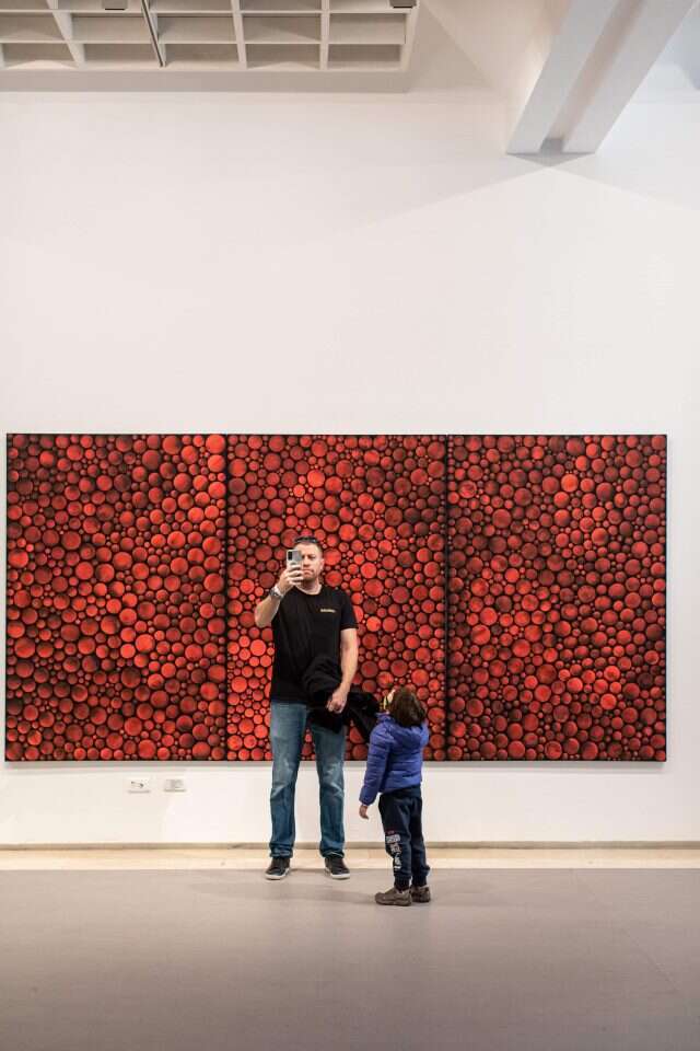 אין אדם צעיר שלא ישלוף את הטלפון ויצלם. מבקרים בתערוכה. | אבישג שאר-ישוב