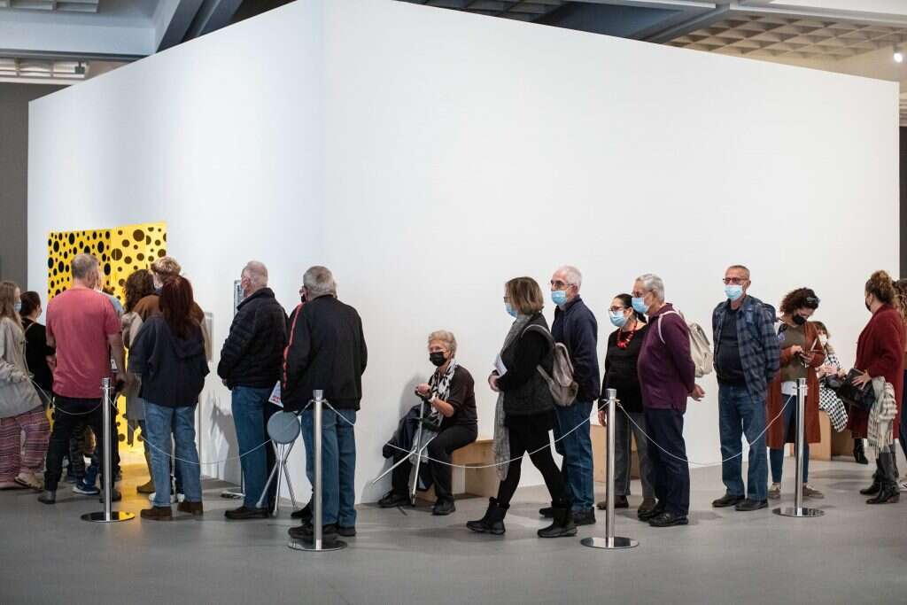 כל אחד וההסבר שלו להצלחה. מבקרים בתערוכה. | אבישג שאר-ישוב