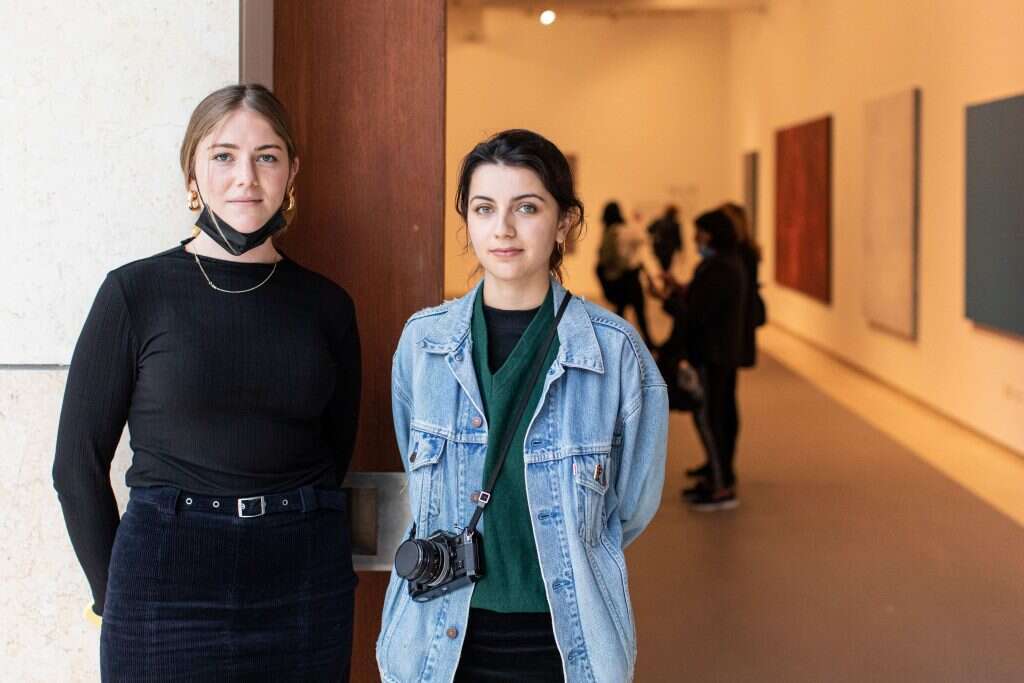 לראות את עצמך. מימין: נועה לבנון וירדן פגיס. | אבישג שאר-ישוב