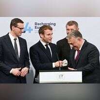 עמנואל מקרון וראש ממשלת הונגריה ויקטור אורבן במעמד החתימה על הסכם אי-תוקפנות בבודפשט. | AFP