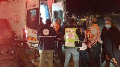 צוותי הרפואה מפנים את הפצועים. | אביה דויטש TPS