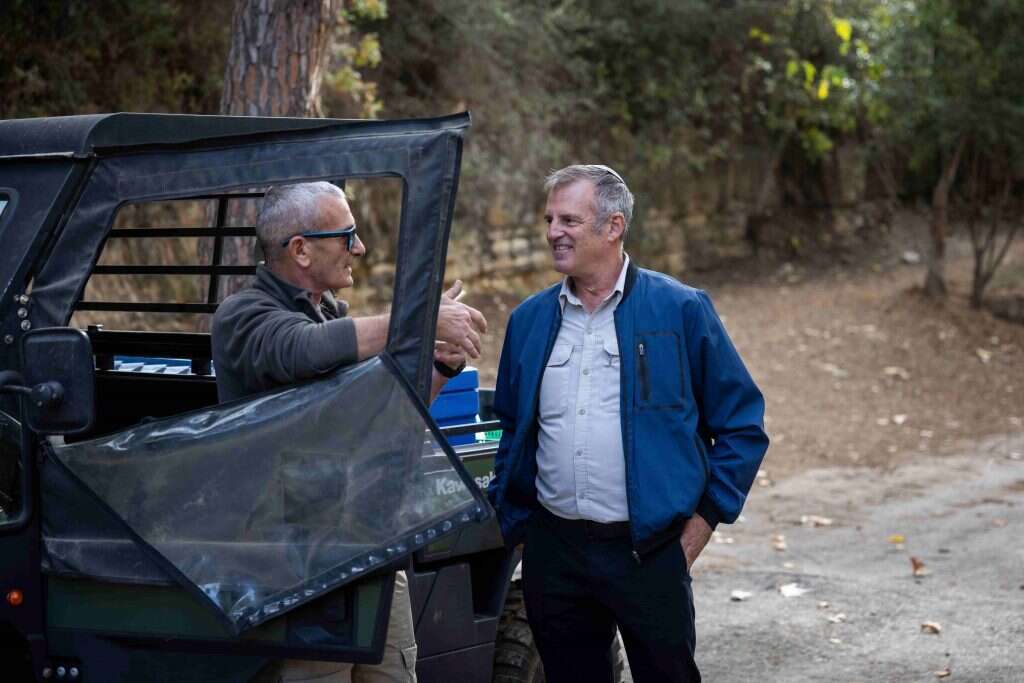 "הרט"ג לבדה לא יכולה לנקות את הארץ". גולדשטיין עם אחד מעובדי הרשות. | יונתן זינדל - פלאש 90