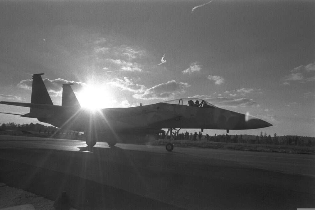 המפד"ל נמנעה בהצבעה. אחד ממטוסי האף־ 15 על רקע שקיעת השמש, יום שישי, 10 בדצמבר 1976. | משה מילנר, לע"מ המפד"ל נמנעה בהצבעה. אחד ממטוסי האף־ 15 על רקע שקיעת השמש, יום שישי, 10 בדצמבר 1976. | משה מילנר, לע"מ