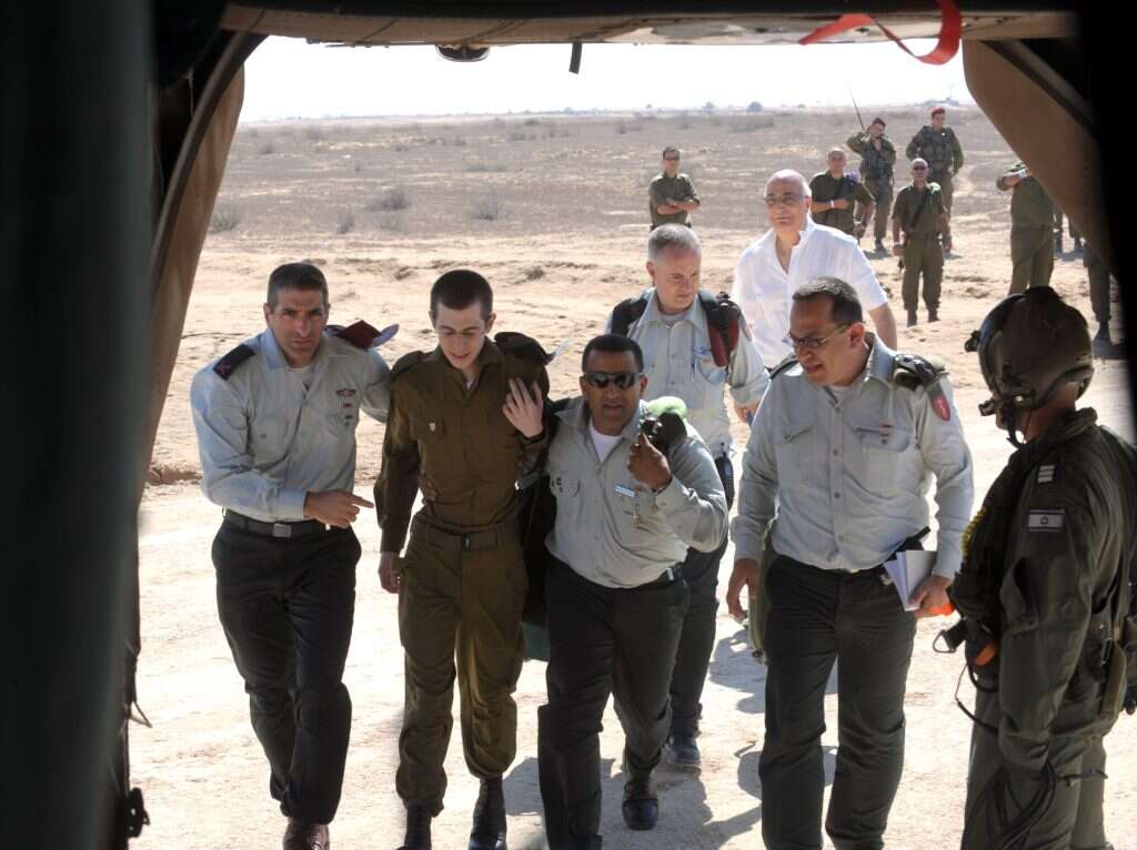 הכרעה בהלכות שבויים. שליט חוזר לישראל, 2011. | עמוס בן גרשום, לע"מ הכרעה בהלכות שבויים. שליט חוזר לישראל, 2011. | עמוס בן גרשום, לע"מ