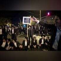 "תוציאו את החסידים על טנק מרכבה?".
הפגנה נגד מעצר סרבני גיוס חרדים. | יונתן זינדל, פלאש 90