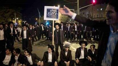 "תוציאו את החסידים על טנק מרכבה?".
הפגנה נגד מעצר סרבני גיוס חרדים. | יונתן זינדל, פלאש 90 "תוציאו את החסידים על טנק מרכבה?".
הפגנה נגד מעצר סרבני גיוס חרדים. | יונתן זינדל, פלאש 90