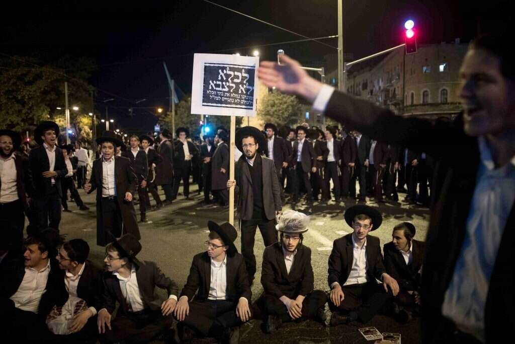 "תוציאו את החסידים על טנק מרכבה?".
הפגנה נגד מעצר סרבני גיוס חרדים. | יונתן זינדל, פלאש 90 "תוציאו את החסידים על טנק מרכבה?".
הפגנה נגד מעצר סרבני גיוס חרדים. | יונתן זינדל, פלאש 90