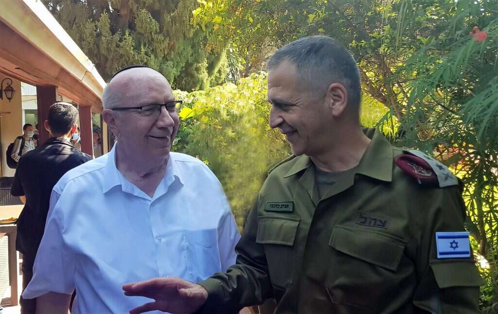 "חייבים לעבור לצבא מקצועי". עם הרמטכ"ל כוכבי. | באדיבות המצולם "חייבים לעבור לצבא מקצועי". עם הרמטכ"ל כוכבי. | באדיבות המצולם